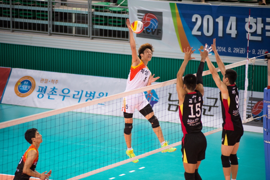 2014 한국실업배구연맹회장배 종합선수권대회 남자부 결승전에서 국군체육부대와 화성시청이 경기를 펼치고 있다.