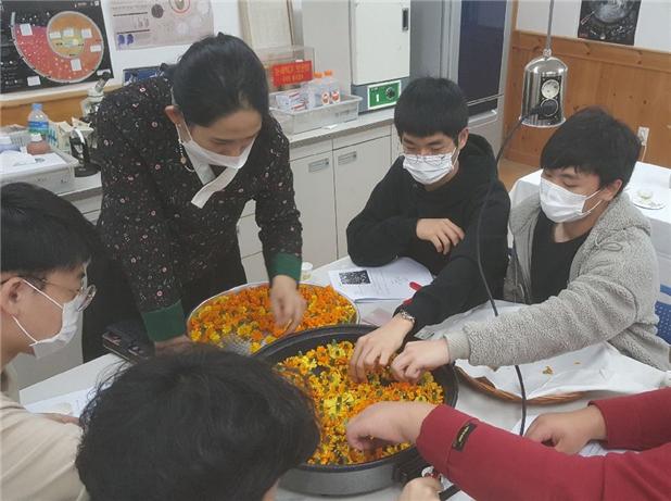 꽃차 만들기 체험활동에 참여 중인 남해해성고등학교 학생들