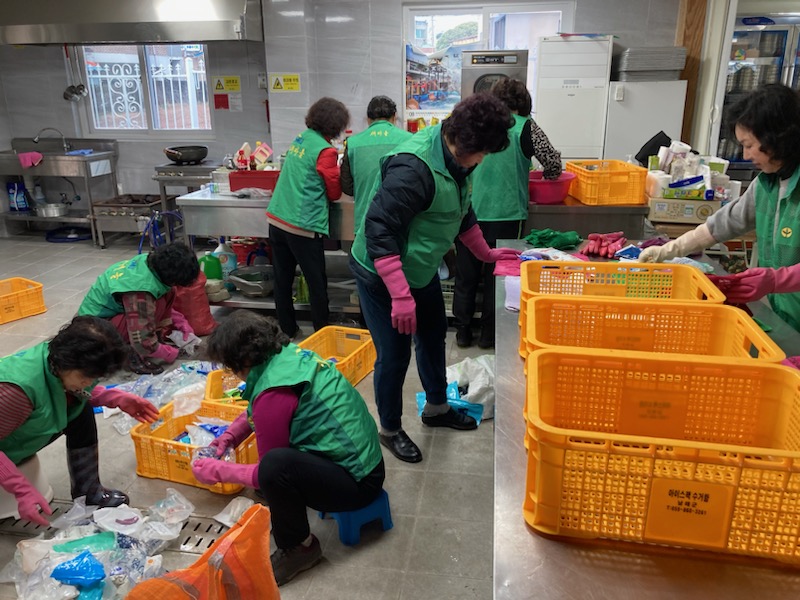 남해군 새마을부녀회, 아이스팩 재사용 세척활동 펼쳐