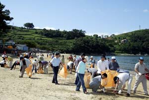 남해군공무원, 해안쓰레기 수거활동 펼쳐