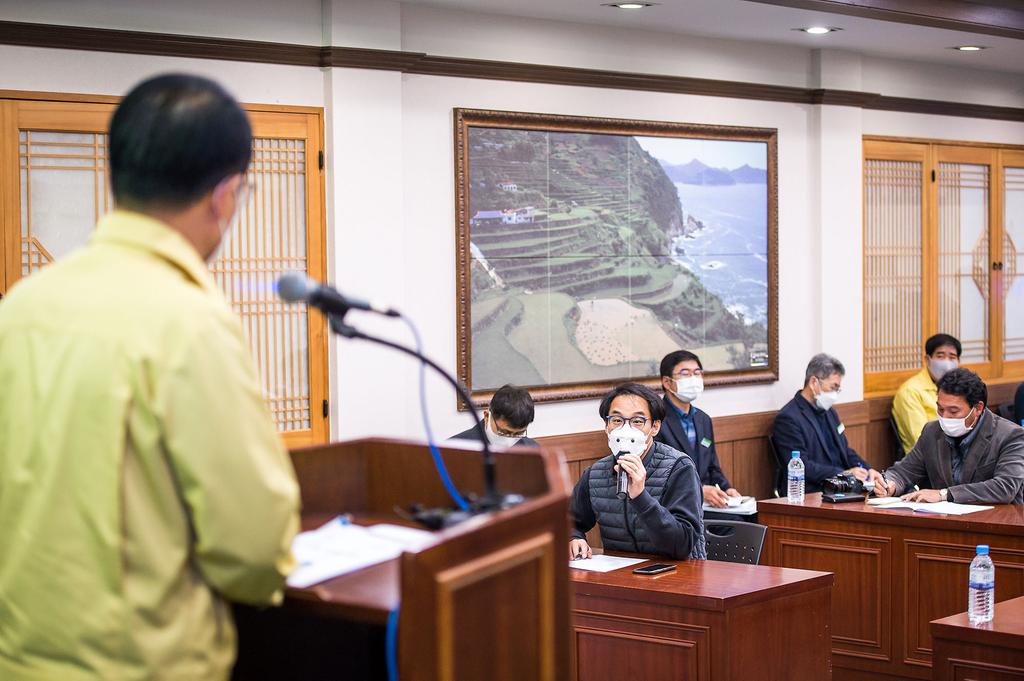 남해군청 회의실에서 열린 남해군 군정 브리핑에서  기자들의 답변을 하고 있는 장충남남해군수3