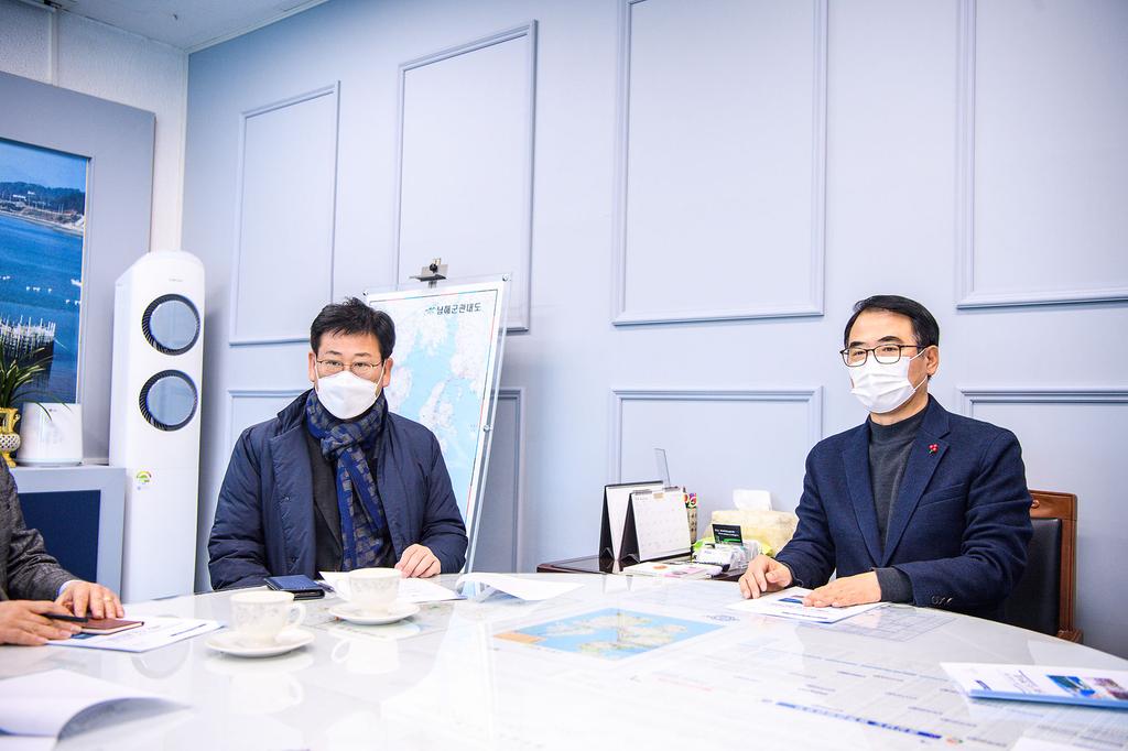 김정호 국회의원 남해군 방문, 남해군수실에서 담소를 나누고 있다.