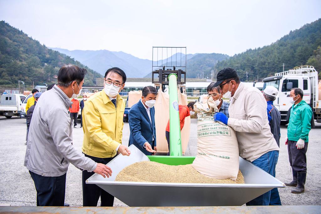 서면연죽 친환경쌀클러스터사업장에서의 친환경 벼수매 현장 방문후 수매되는 쌀들을 확인하고 있다