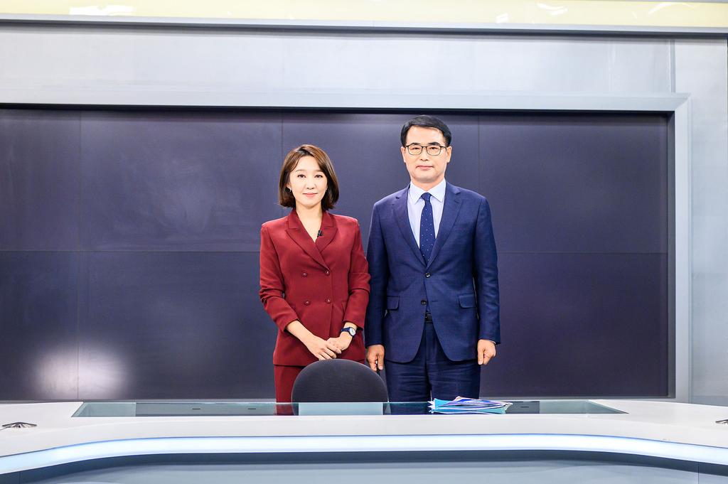  KBS 뉴스7 오늘경남 이슈대담, 아나운서와 함께 기념촬영