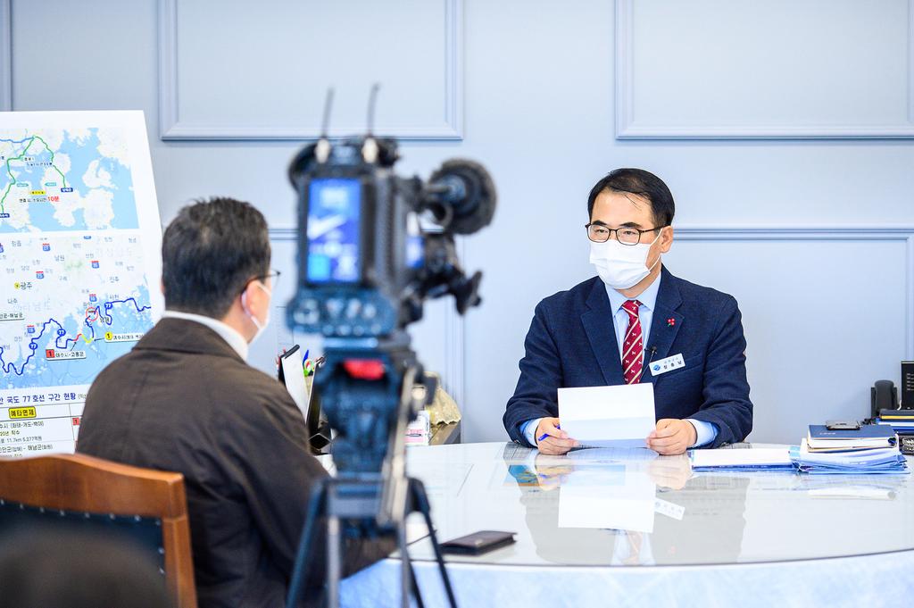 남해군수실에서 MBC경남 방송 남해군수 인터뷰- 남해 여수 해저터널관련