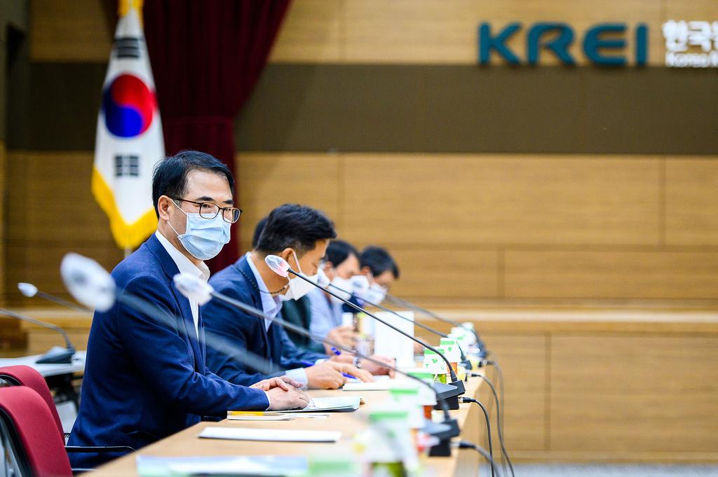한국농촌경제연구원 방문 및 회의에 참석한 장충남남해군수 회의모습